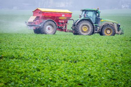 Landwirte müssen bald ihre Düngemittel-Vorräte auffüllen. (Symbolbild)