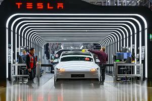 Der US-Elektroautobauer Tesla hat den Krankenstand in der Fabrik in Grünheide bei Berlin reduziert. (Archivbild)