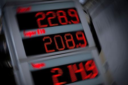 Im Mai und Juni soll Sprit durch eine Steuersenkung günstiger werden. (Archivbild)