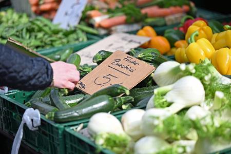 Eine Mehrheit der Menschen fürchtet, dass es nicht bei höheren Spritpreisen bleibt, sondern auch die Lebensmittelpreise anziehen. (Archivbild)