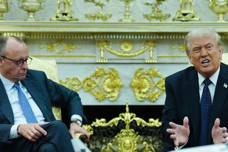 Trump (r.) attackierte Merz verbal auf seiner Plattform Truth Social. (Archivbild)