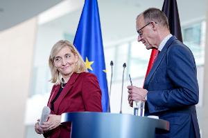 Gesundheitsministerin Nina Warken plant Milliarden-Einsparungen bei Gesundheitskosten.