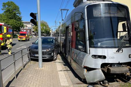Verkehrsunfall zwischen Auto und Straßenbahn