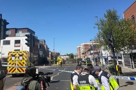 Bei einem Messerangriff wurden zwei Menschen verletzt.
