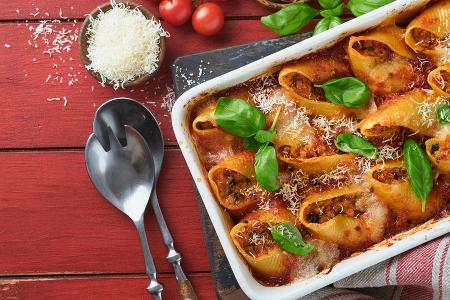 Gefüllte Muschelnudeln mit Bolognese