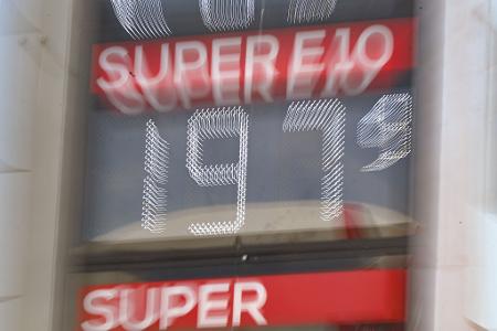 Am 1. Mai könnte der Preis für Super E10 an vielen Tankstellen unter 2 Euro fallen. (Archivbild)