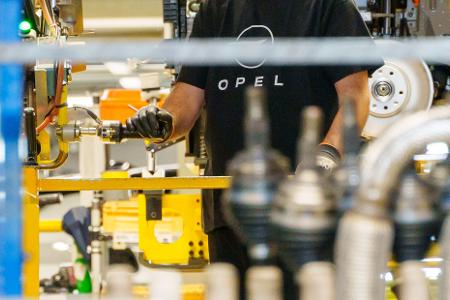 Am Stammsitz Rüsselsheim werden Opel-Autos montiert. (Archivbild)