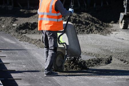 Der Staat will Milliarden in Infrastruktur wie Straßen und Schienen sowie in Verteidigung investieren. (Symbolbild)