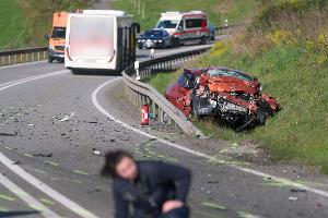Bei dem Unfall starb eine Frau, weitere Menschen wurden leicht verletzt.