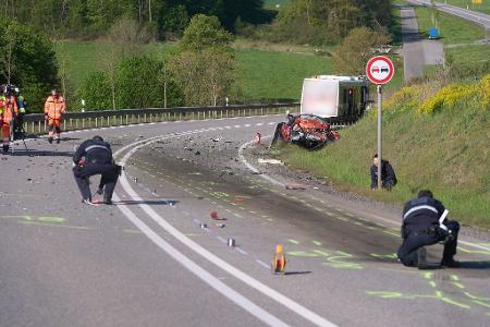 Um 7.00 Uhr stießen den Angaben zufolge zwei Autos und ein Linienbus zusammen.