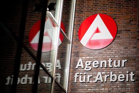 Die Zahl der Arbeitslosen in Deutschland ist im April nur geringfügig gesunken. (Archivbild)