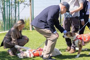 Fürstin Charlène und Fürst Albert auf Kuschelkurs im Tierheim