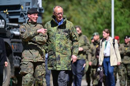 Merz (r) lässt sich vom Inspekteur des Heeres, Generalleutnant Christian Freuding, informieren.