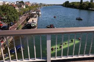 Bei dem Unfall nahe Paris ist ein Bus komplett in der Seine versunken.