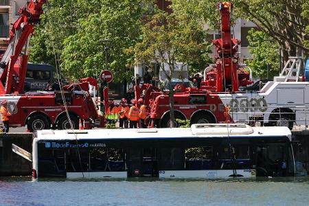 Der Linienbus wird von Kränen aus dem Fluss geborgen.
