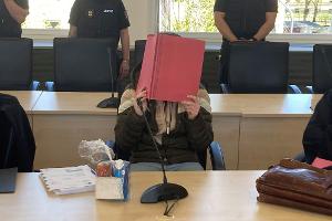 Die Angeklagte im Saal 2.002 im Rostocker Landgericht.