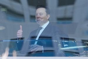 Tech-Milliardär Elon Musk wurde als Zeuge im Prozess um seine Klage gegen OpenAI-Mitgründer Sam Altman befragt.
