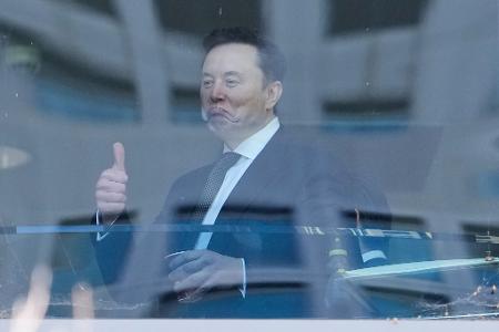Tech-Milliardär Elon Musk wurde als Zeuge im Prozess um seine Klage gegen OpenAI-Mitgründer Sam Altman befragt.