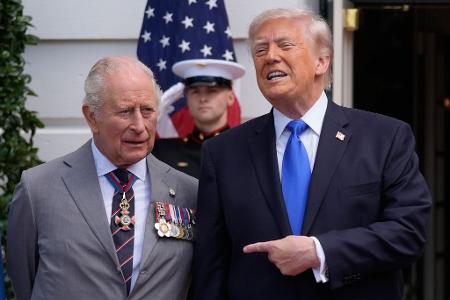 US-Präsident Donald Trump (r) spricht neben dem britischen König Charles III. während einer Verabschiedungszeremonie auf dem Südrasen des Weißen Hauses.