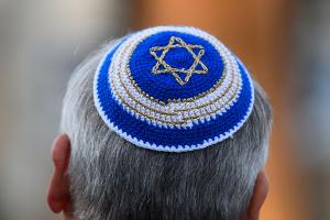 Einige Juden zeigen ihre Kippa nicht mehr in der Öffentlichkeit. (Archivbild)
