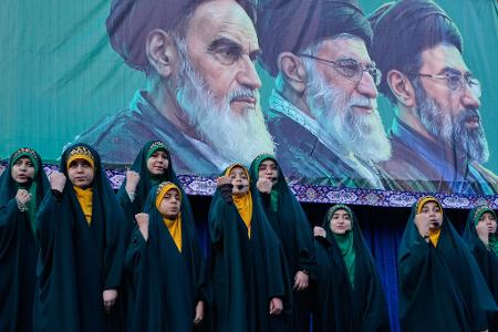 Mädchen nehmen im Iran an einer staatlich organisierten Kundgebung zum Geburtstag von Imam Reza teil. (Archivbild)