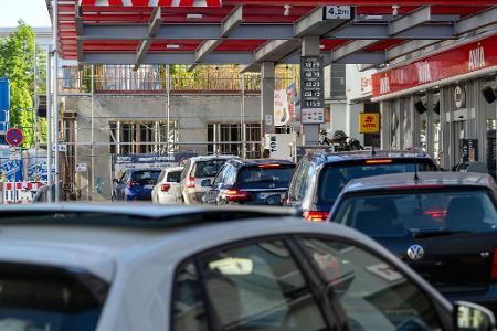 Angesichts niedrigerer Preise fuhren viele zum Auftanken. 