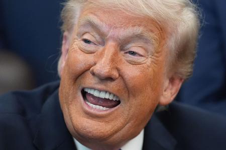 US-Präsident Trump kündigt eine Zollerhöhung für die EU an.