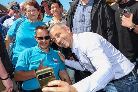 Beim Familienfest wird AfD-Spitzenkandidat Ulrich Siegmund empfangen wie ein Popstar und erfüllt stundenlang Autogramm- und Selfiewünsche.