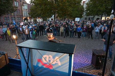 Die Rechtspopulisten sind seit Jahren an vielen Orten regelmäßig vertreten - nicht nur mit Infoständen, sondern auch bei Demonstrationen und Bürgerdialogen. (Archivbild)