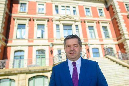 Der neue Ministerpräsident Sven Schulze (CDU) ist überall im Land unterwegs, um bekannter zu werden. (Archivbild)
