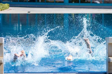 Sprung ins Becken