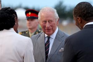 König Charles III. landet ohne Königin Camilla auf Bermuda