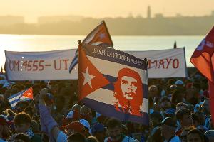 Hunderttausende Kubaner protestieren gegen das US-Embargo.