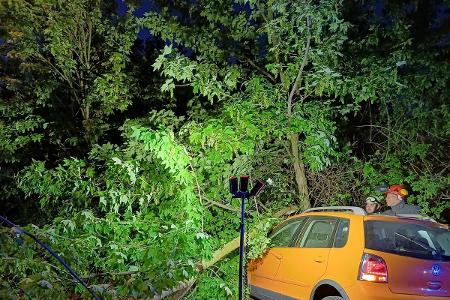 Der verunfallte Pkw auf der Oberwengerner Straße