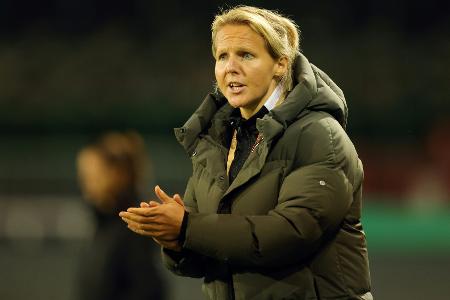 Wie im US-Sport: Trainerin Kromp wird verkabelt