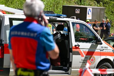 Der Mann war mit seiner Gruppe bereits rund 1.300 Meter tief in die Höhle im Kreis Reutlingen geklettert, als es passierte. 