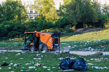BSR-Kehrmaschine räumt nach 1. Mai im Görlitzer Park auf