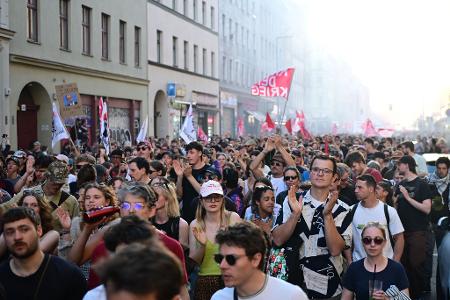 Die Polizei zieht ein gemischtes Fazit: Nach stundenlang friedlicher Demo kam es am Ende zu Flaschen- und Böllerwürfen auf Einsatzkräfte.