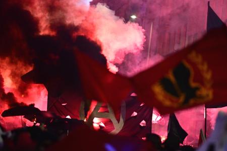 Am Ende der großen linken Demonstration am Abend des 1. Mai in Berlin-Kreuzberg kam es noch zu einigen kleineren Angriffen auf Polizisten. 
