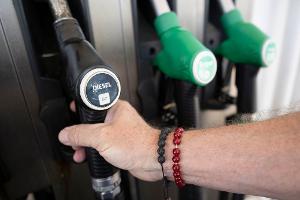 Um knapp 17 Cent sank die Steuer auf Benzin und Diesel - komplett ist dies bisher nicht an den Zapfsäulen angekommen. (Archivbild)