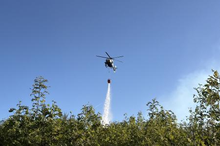 Beim Waldbrand bei Attendorn kam Hilfe aus der Luft.