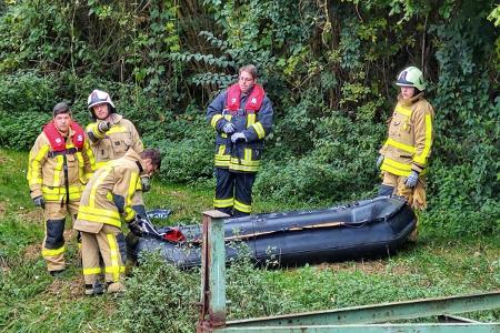 Nur zwei Tage nach dem Ertrinken einer Jugendlichen in der Erft musste die Feuerwehr Grevenbroich im Bereich des sogenannten Flutgrabens erneut einen Leichnam aus dem Wasser bergen. Die Polizei ermittelt.
(c) Symbolfoto: Feuerwehr Grevenbroich