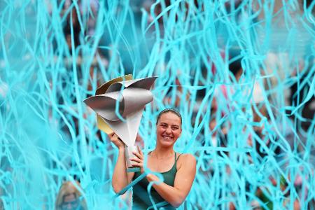 WTA-Sieg - Kostjuk mit Trophäe