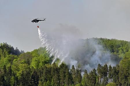 Hubschrauber sind im Einsatz, um einem Waldbrand im tschechischen Nationalpark Böhmische Schweiz zu löschen.
