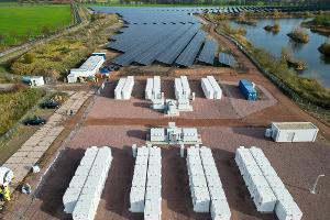 Batteriespeicher und Solaranlagen ergänzen sich zwar, entwickeln sich aktuell aber in unterschiedliche Richtungen. (Archivbild)