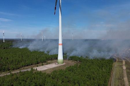 Waldbrand bei Jüterbog: Rauch über ehemaligem Truppenübungsplatz