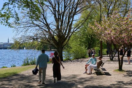 Viele Menschen nutzten das schöne Wetter für Ausflüge.