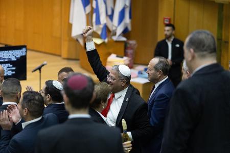 Israels rechtsextremer Polizeiminister Itamar Ben-Gvir feiert im Parlament die Verabschiedung des umstrittenen Gesetzes zur Einführung der Todesstrafe für Terroristen. (Archivbild)
