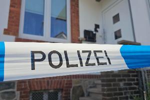 In einem Haus im Ortsteil Steinbergen in Rinteln fand eine Tochter die leblosen Körper ihrer Mutter und deren Lebensgefährten.