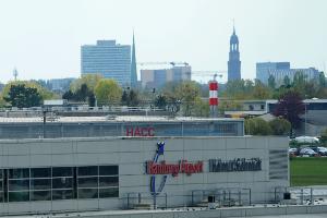 Der Hamburger Flughafen musste nach einer kleinen Bruchlandung eines Kleinflugzeuges kurzzeitig für alle Starts und Landungen geschlossen werden. (Archivbild)